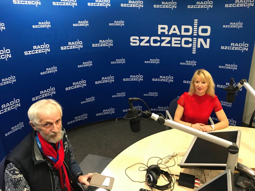 Powiększ zdjęcie. Aneta Dobropolska w studiu nagraniowym z redaktorem