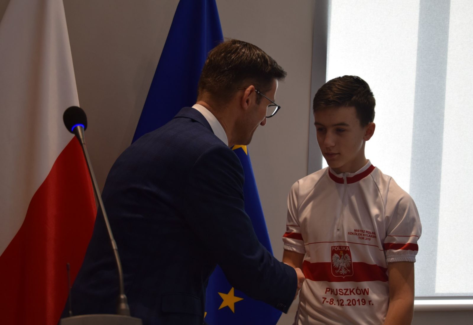 Powiększ zdjęcie. Burmistrz składa gratulacje Adamowi Adamowiczowi