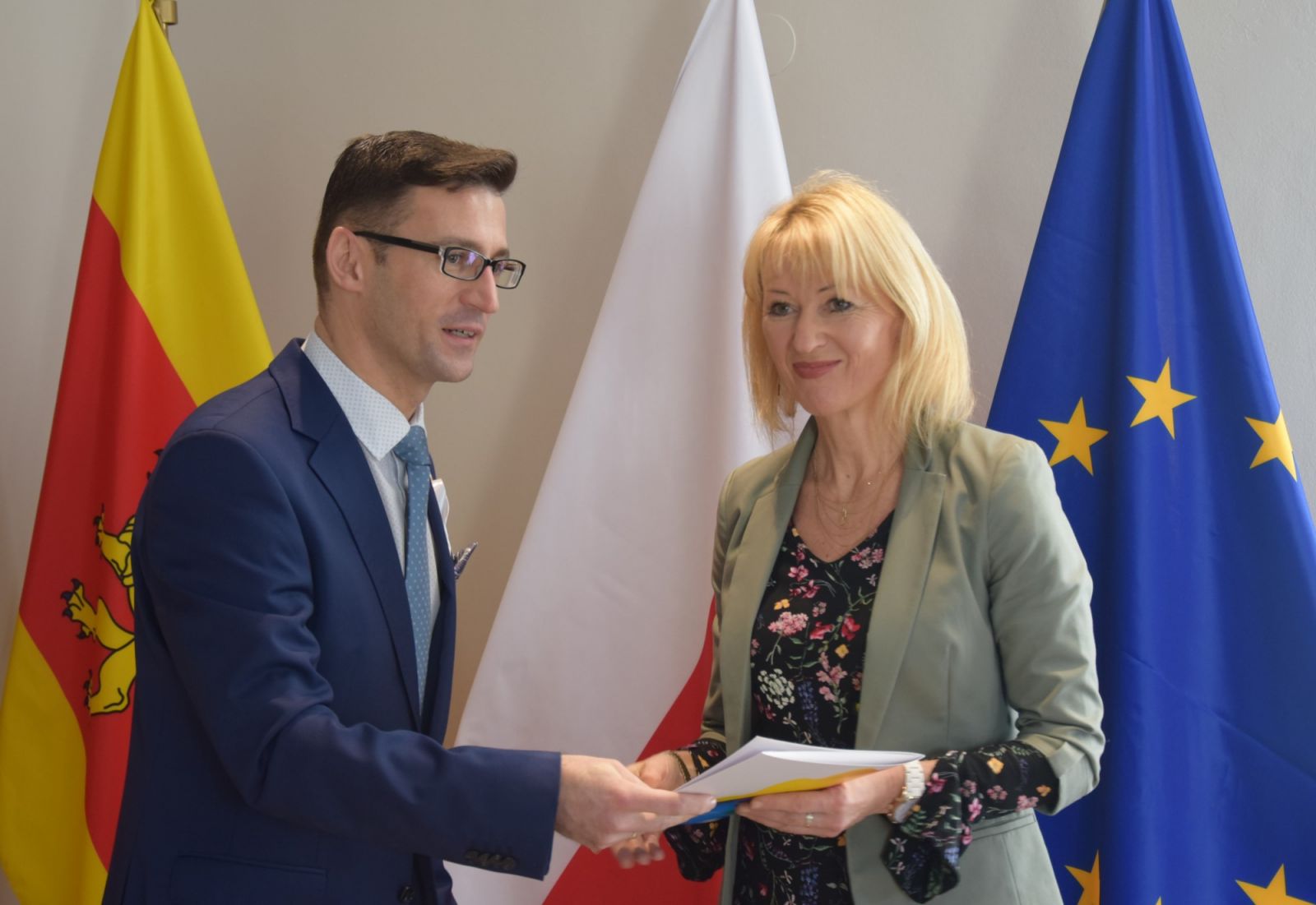 Powiększ zdjęcie. Burmistrz składa podziękowania Anecie Dobropolskiej