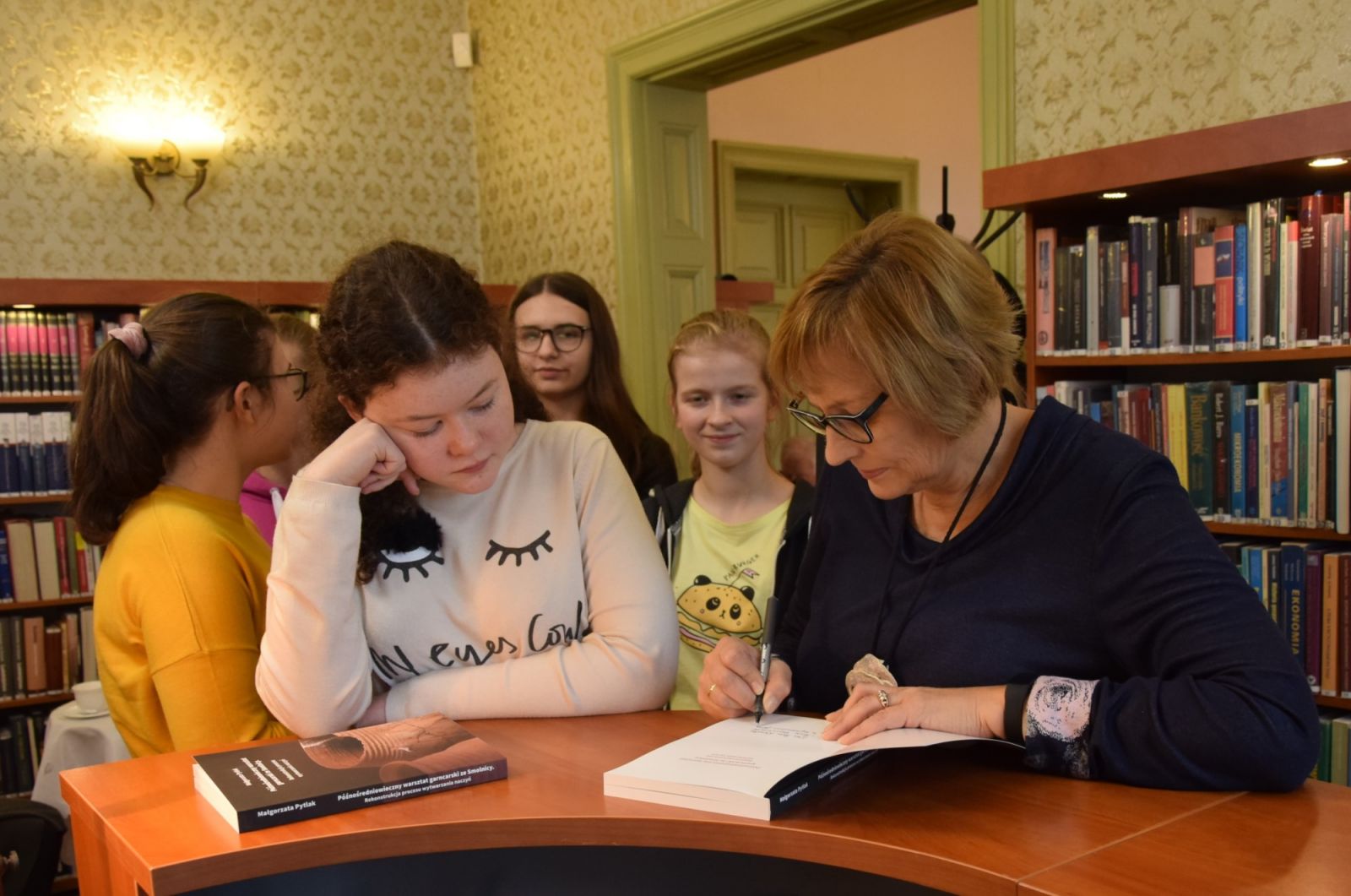 Autorka chętenie wpisywała dedykacje