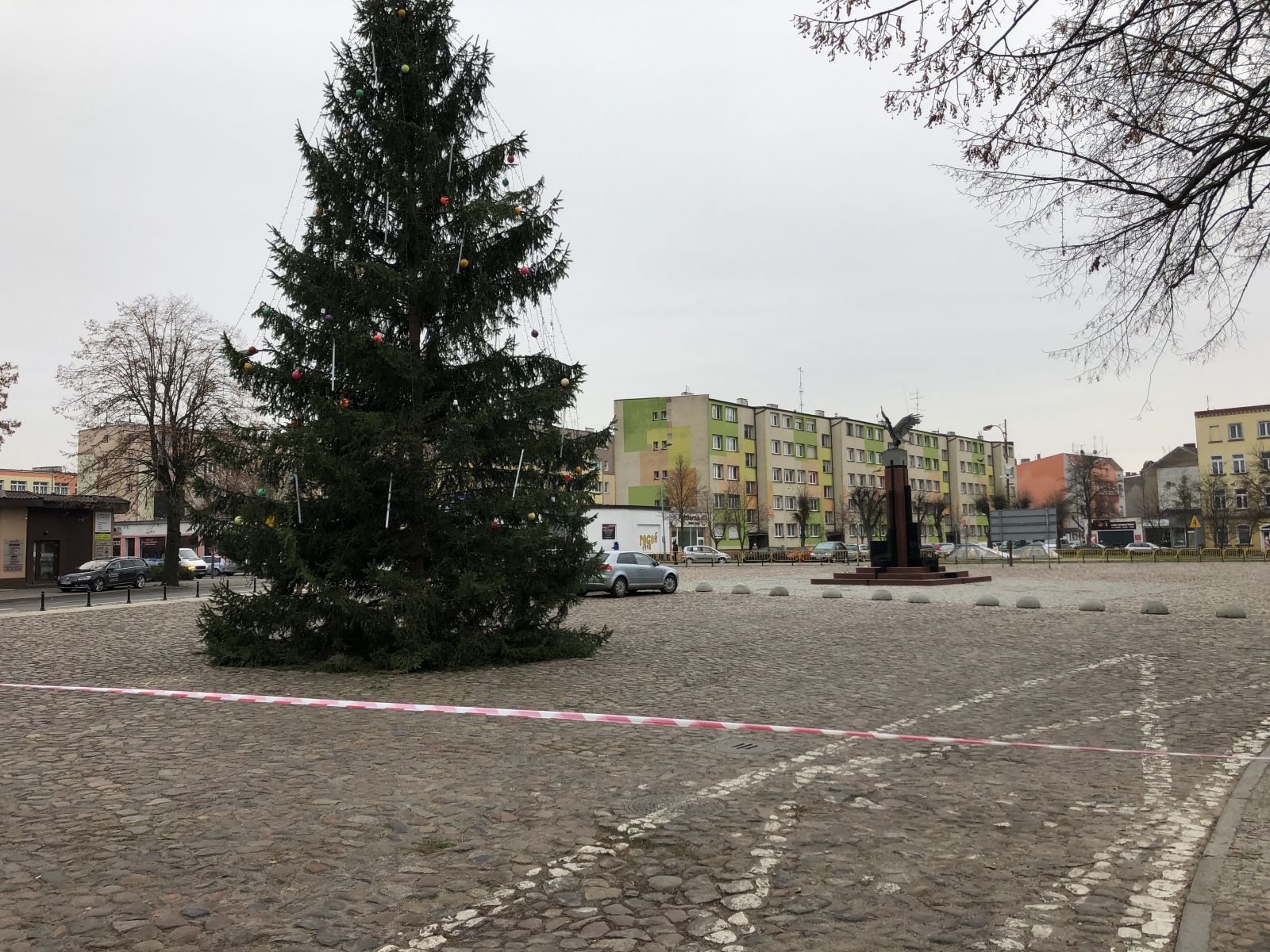 Powiększ zdjęcie. Wjazd na Plac zabepieczono taśmą 