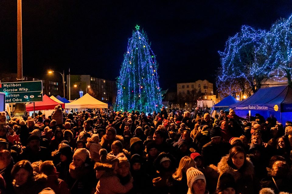 Powiększ zdjęcie. Widok na plac świątecznie przystrojony