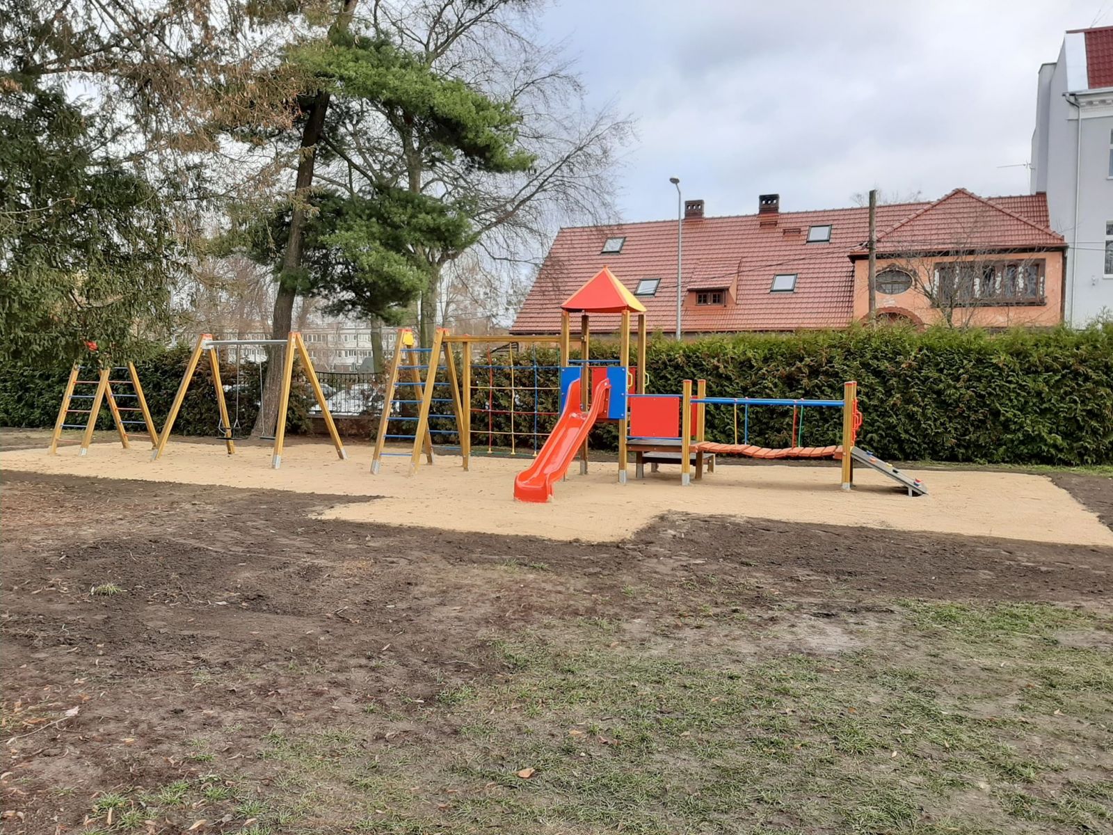 Powiększ zdjęcie. Nowy zestaw zabawowy na placu zabaw od strony ul. Kościuszki