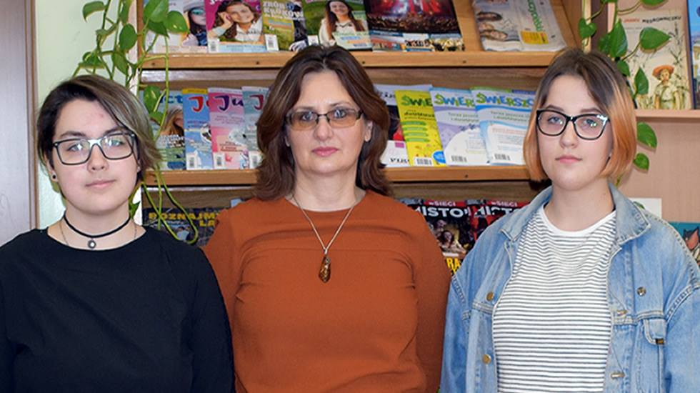 Powiększ zdjęcie. Finalistki z języka angielskiego Nina Michasiuk i Małgorzata Araszczuk wraz z opiekunem Małgorzatą Zalech]