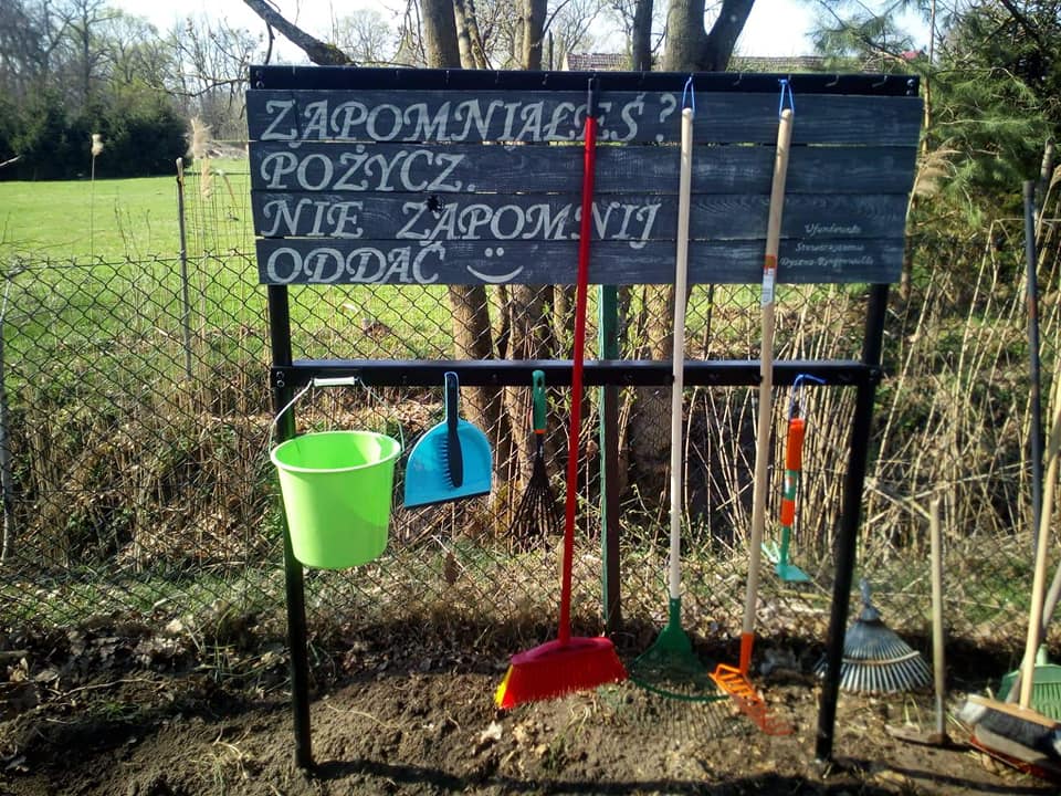 Stojak został ufundowany przez Stowarzyszenie Dyszno - Ringewalde