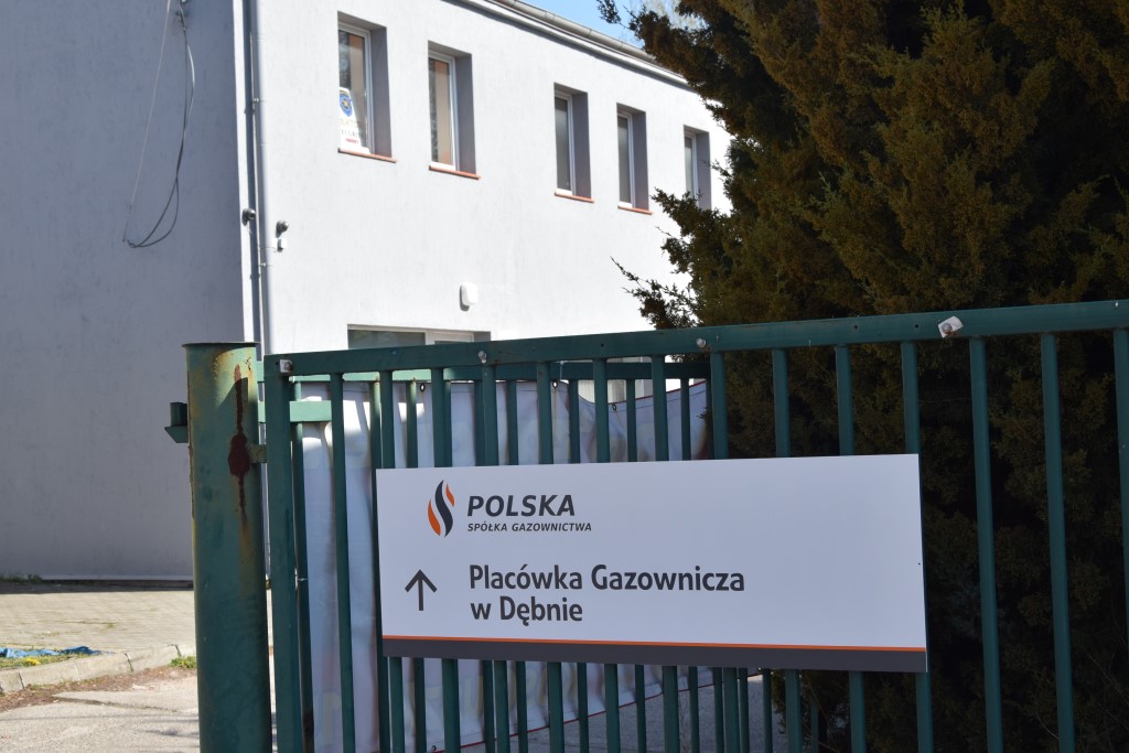 Powiększ zdjęcie. Tabliczka z napisem Placówka Gazownicza w Dębnie