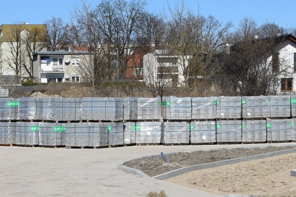 Powiększ zdjęcie. Wykonano już jezdnie z kostki betonowej