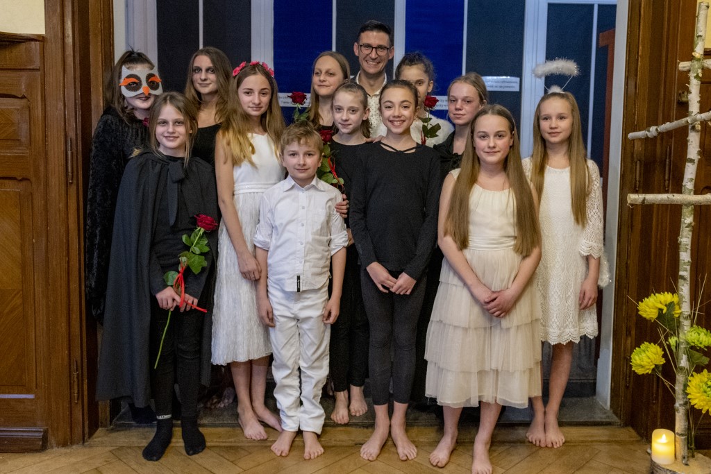 Zespół teatralny z opiekunem 