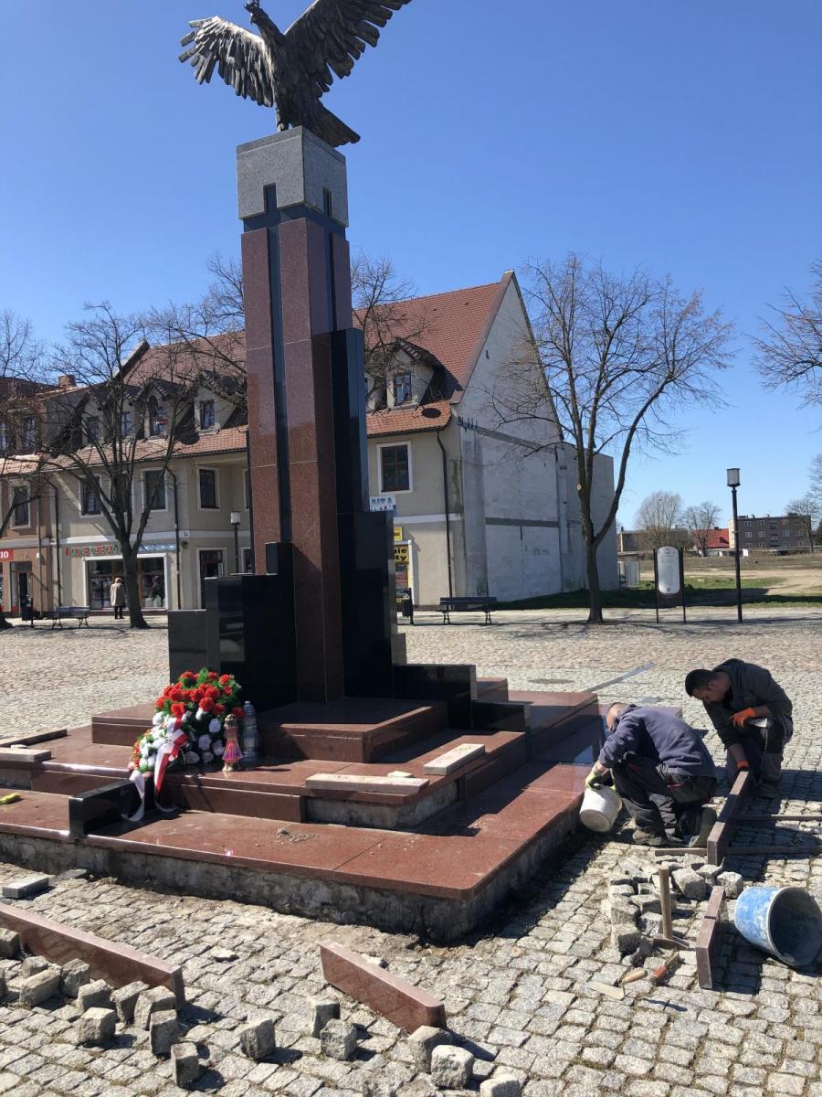 Remont pomnika Orła Białego w Dębnie