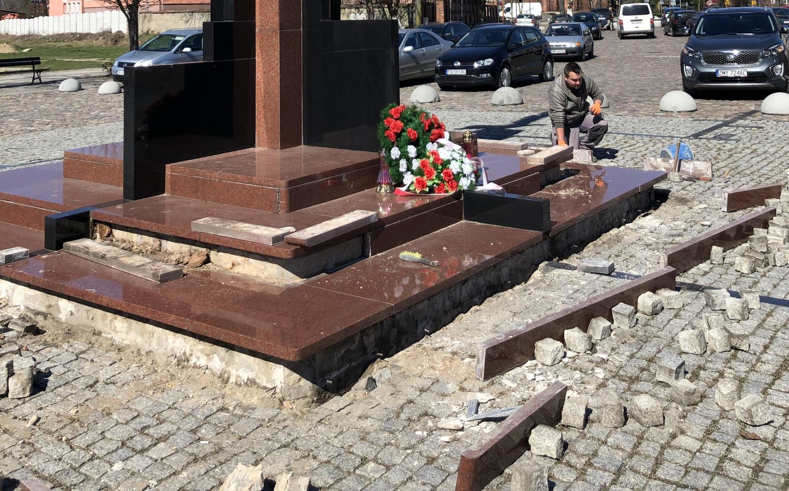 Powiększ zdjęcie. Wykonywane sa prace remontowe przy pomniku