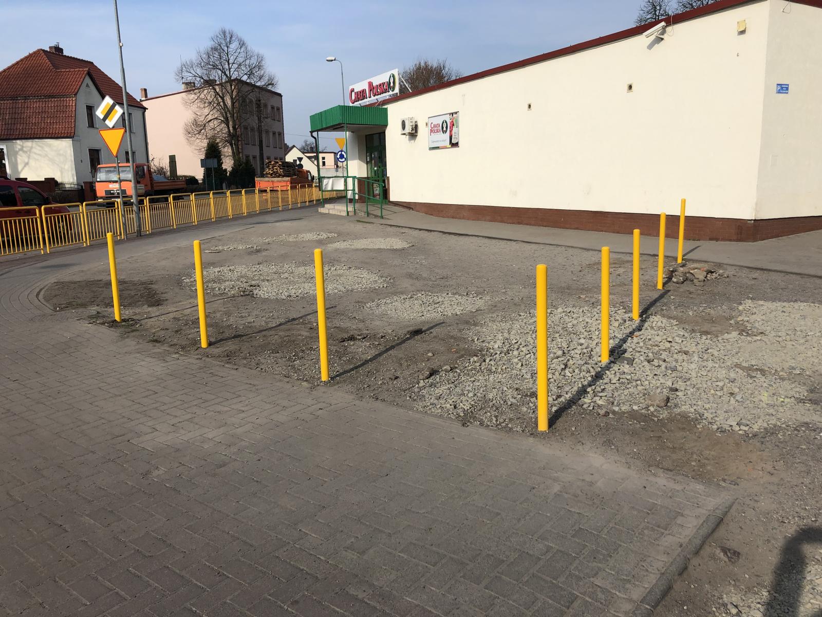 Zasypano dziury i odgrodzono teren słupkami przy sklepie na ulicy Grunwaldzkiej