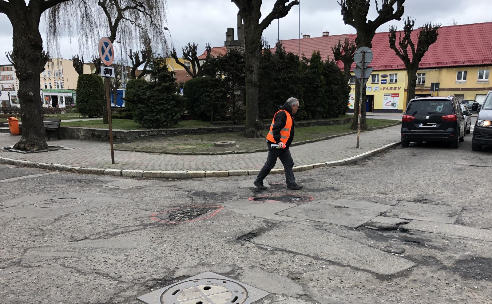 Powiększ zdjęcia. Prowadzone są prace przy ubytkach w nawierzchniach asfaltowych