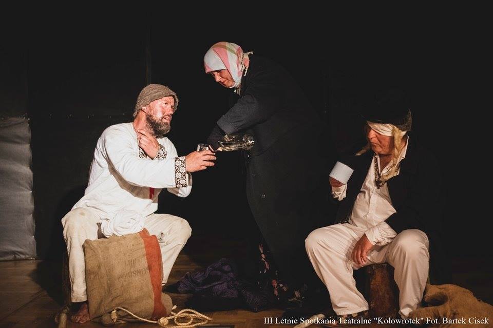 Aktorzy z Teatru KODorosły podczas spektaklu