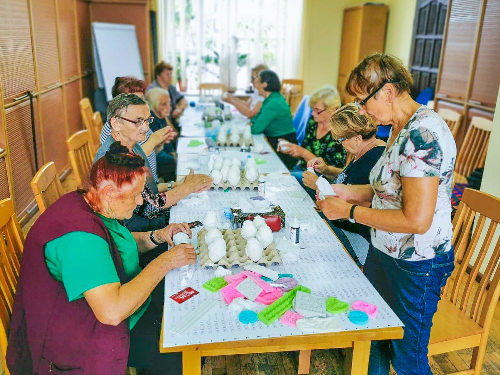 Powiększ zdjęcie. Seniorzy podczas warsztatów