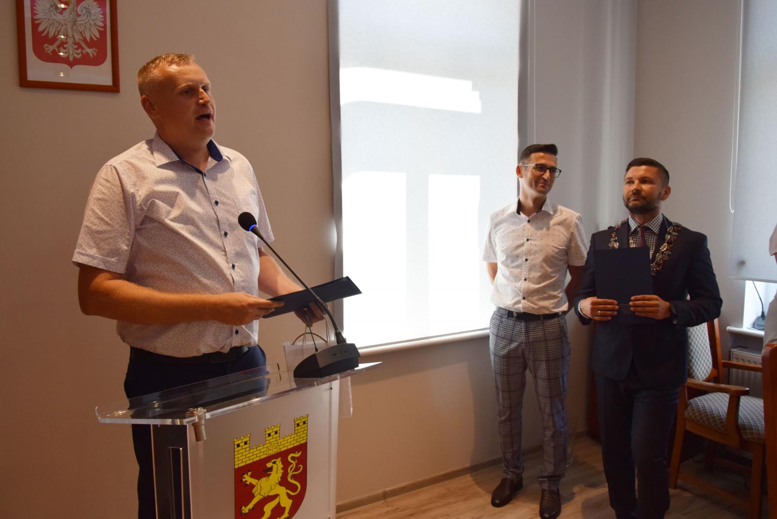 Przemawia Arkadiusz Mikołajczyk przewodniczący Stowarzyszenia "Radość Dzieciom"