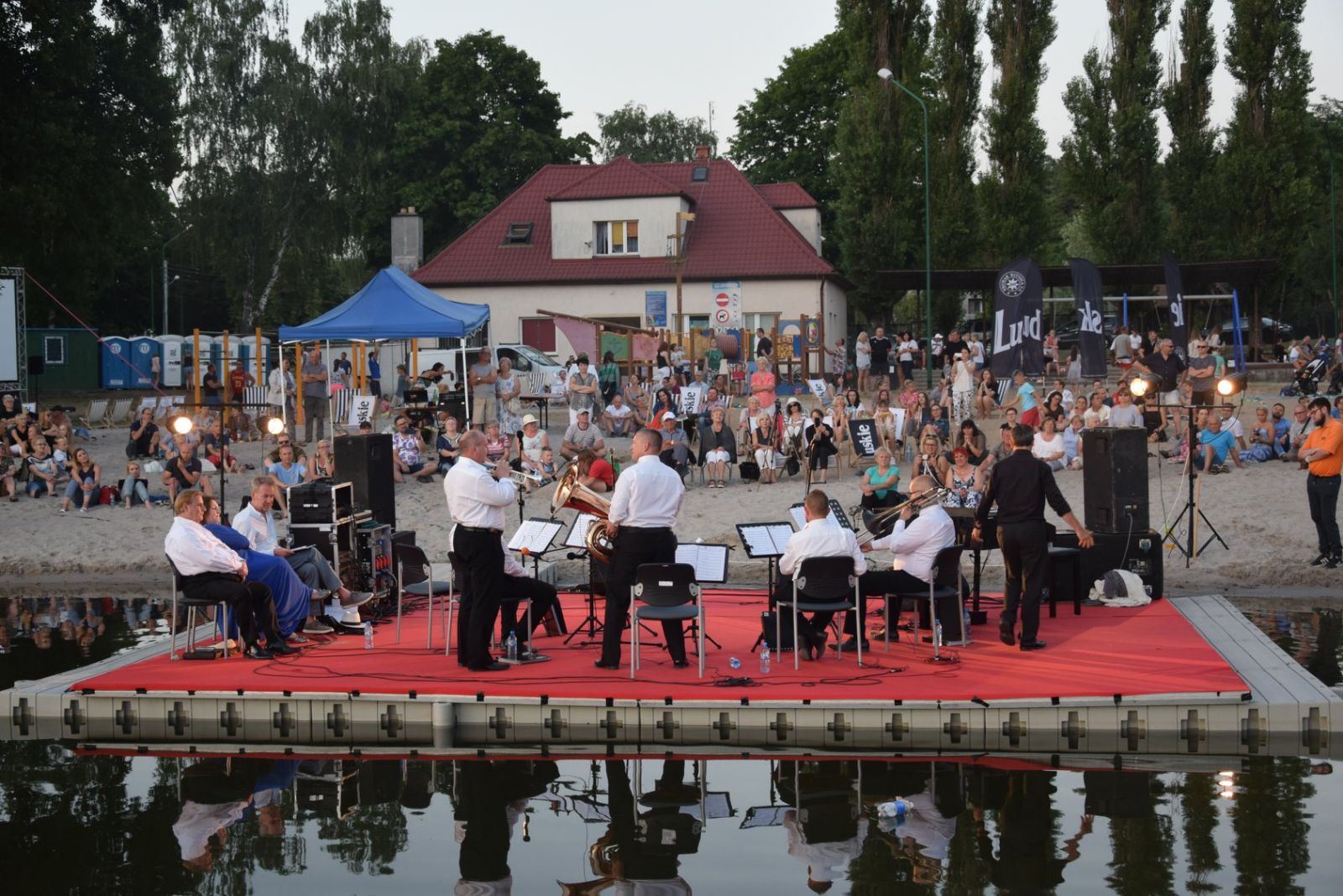 Powiększ zdjęcie. Wieczorny koncert na wodzie przyciągnął wielu melomanów 