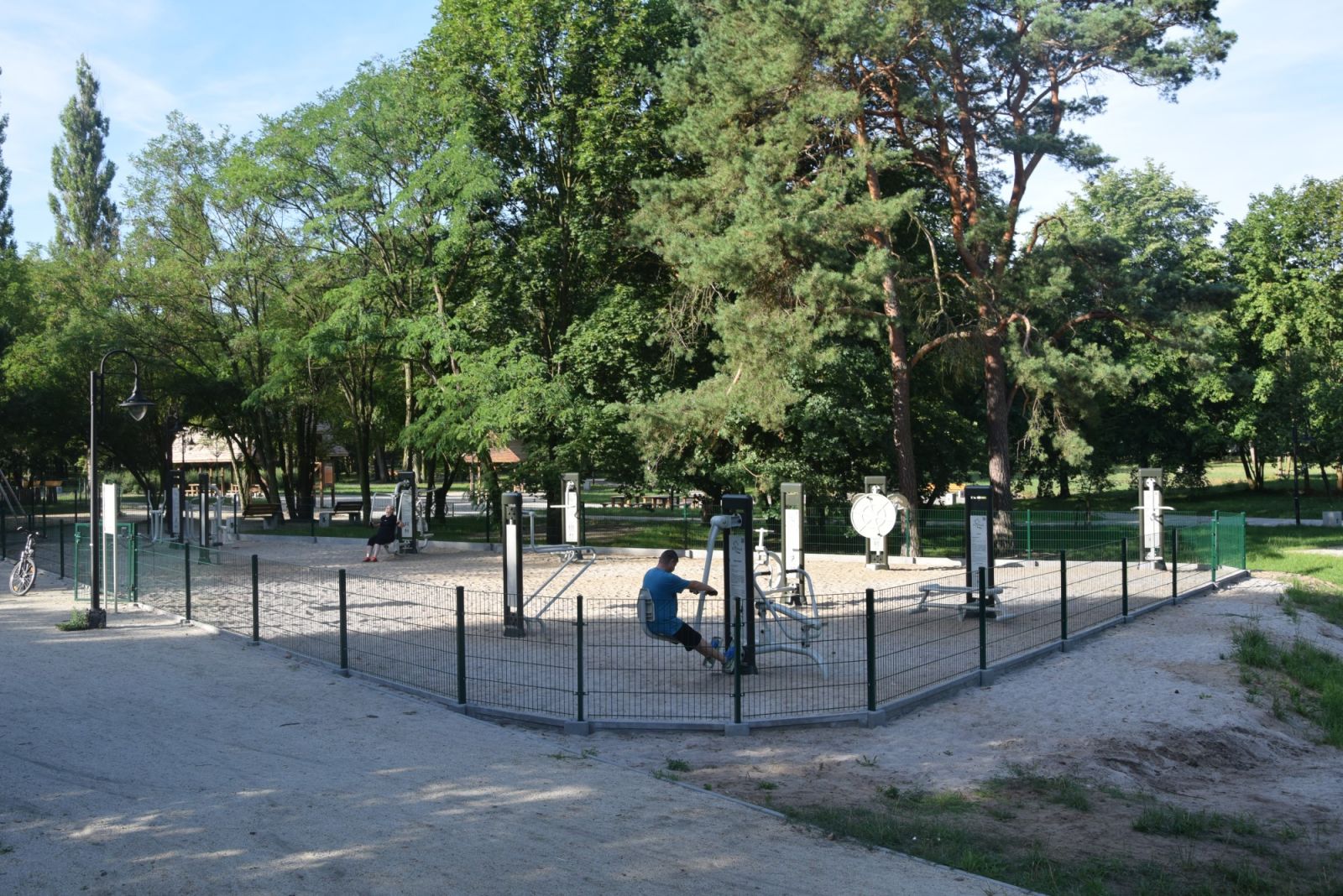 Powiększ zdjęcie. Siłownia w parku miejskim 