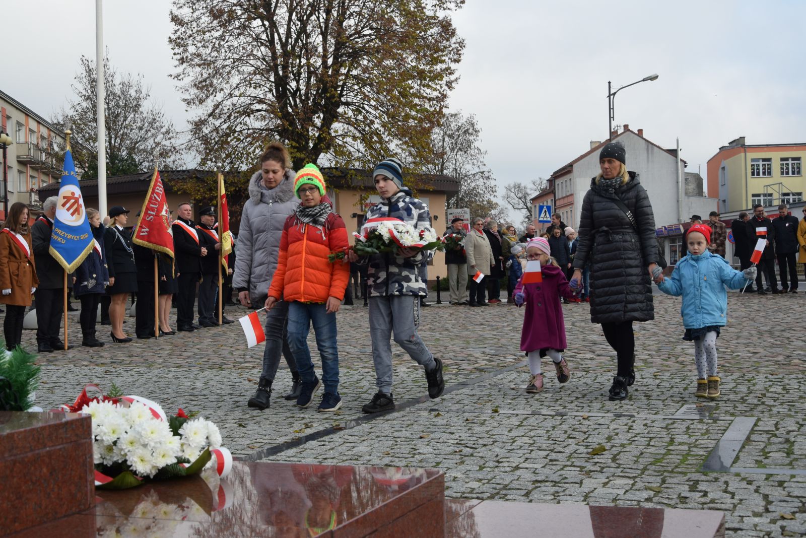 Kwiaty składają dzieci i wychowawcy z Regionalnej Placówki Opiekuńczo - Terapeutycznej