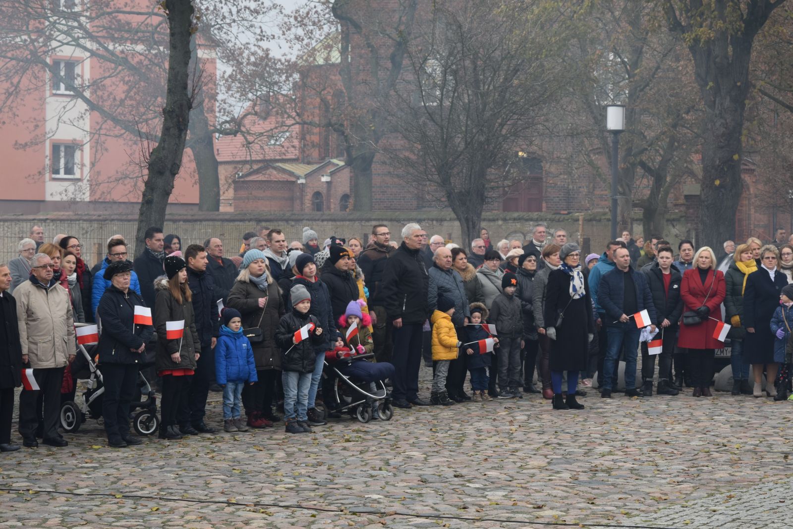 Na placu odśpiewano hymn polski