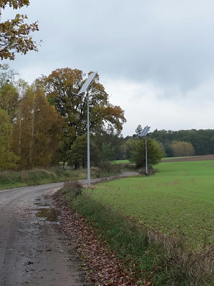 Powiększ zdjecie. Lampy solarne powstały przy drodze gminnej