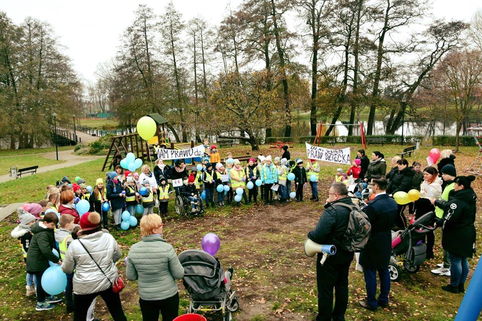 Wszyscy spotkali się na placu zabaw
