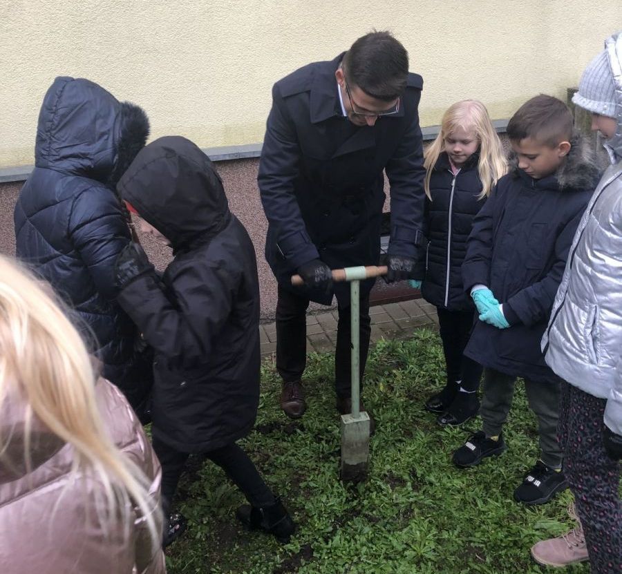 Powiększ zdjęcie. Burmistrz Dębna Grzegorz Kulbicki pomaga dzieciom