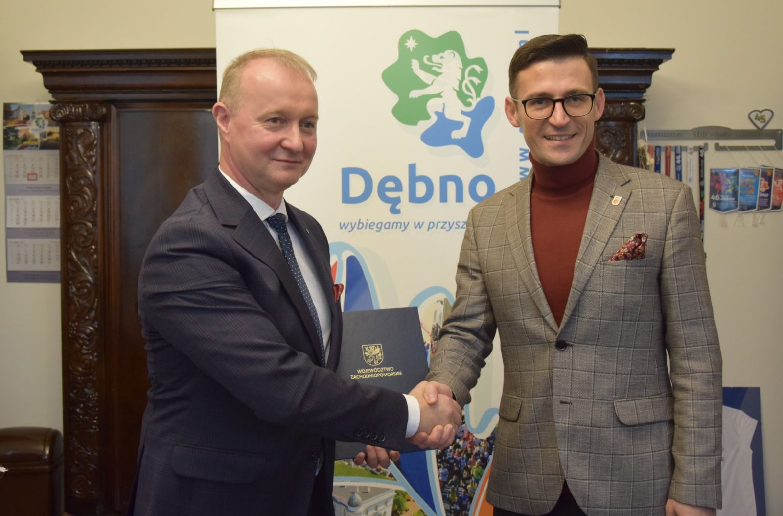 Powiększ zdjęcie. Umowę podpisali wicemarszałek województwa O. Kustosz i burmistrz Dębna G. Kulbicki