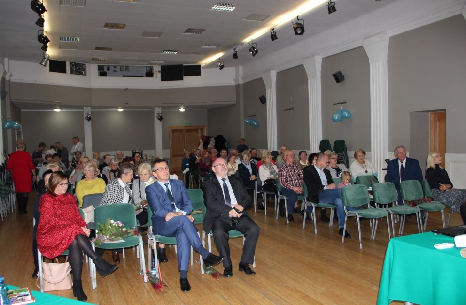 Powiększ zdjęcie. Goście zgromadzeni na spotkaniu