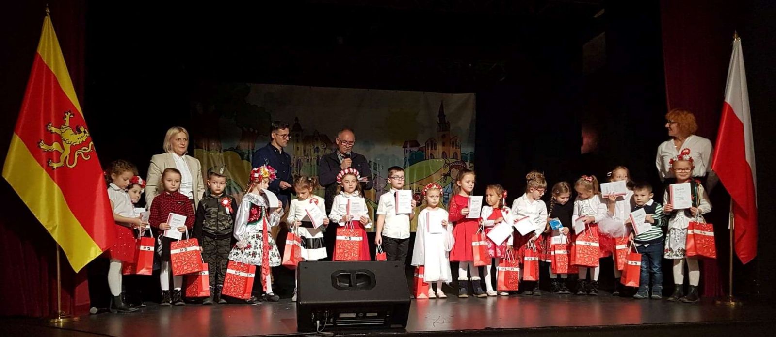 Powiększ zdjęcie. Wspólne zdjecie wszystkich uczestników z opiekunami