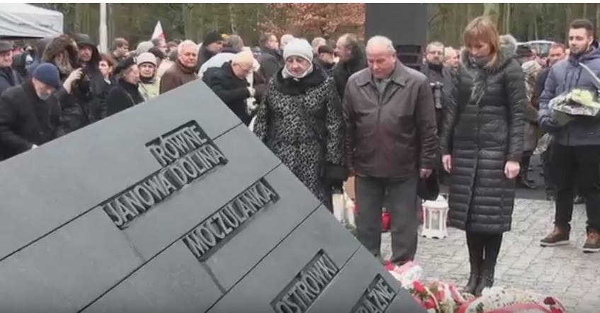 Delegacja kresowian z Dębna składa kwiaty pod pomnikiem 