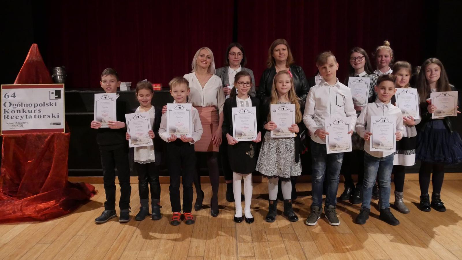 Powiększ zdjęcie. Wyróżnione dzieci wraz z jury
