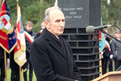 Powiększ zdjęcie. Antoni Dąbrowski Przemawia podczas uroczystości