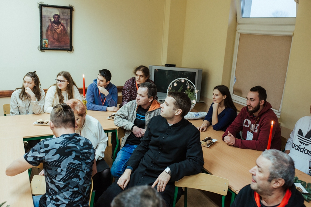 Powiększ zdjęcie. Spotkanie odbyło się w schronisku dla bezdomnych