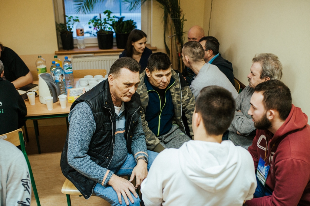 Wspólne rozmowy młodzieży z podopiecznymi schroniska  