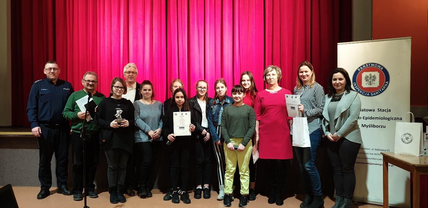 Laureaci konkursu z komisją konkursową (źródło: www.powiatmysliborski.pl)