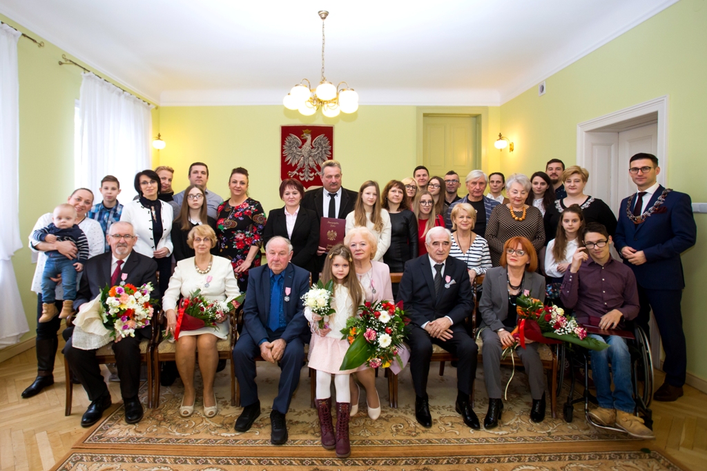 Powiększ zdjęcie. Wspólne zdjęcie par małżeńskich z rodzinami