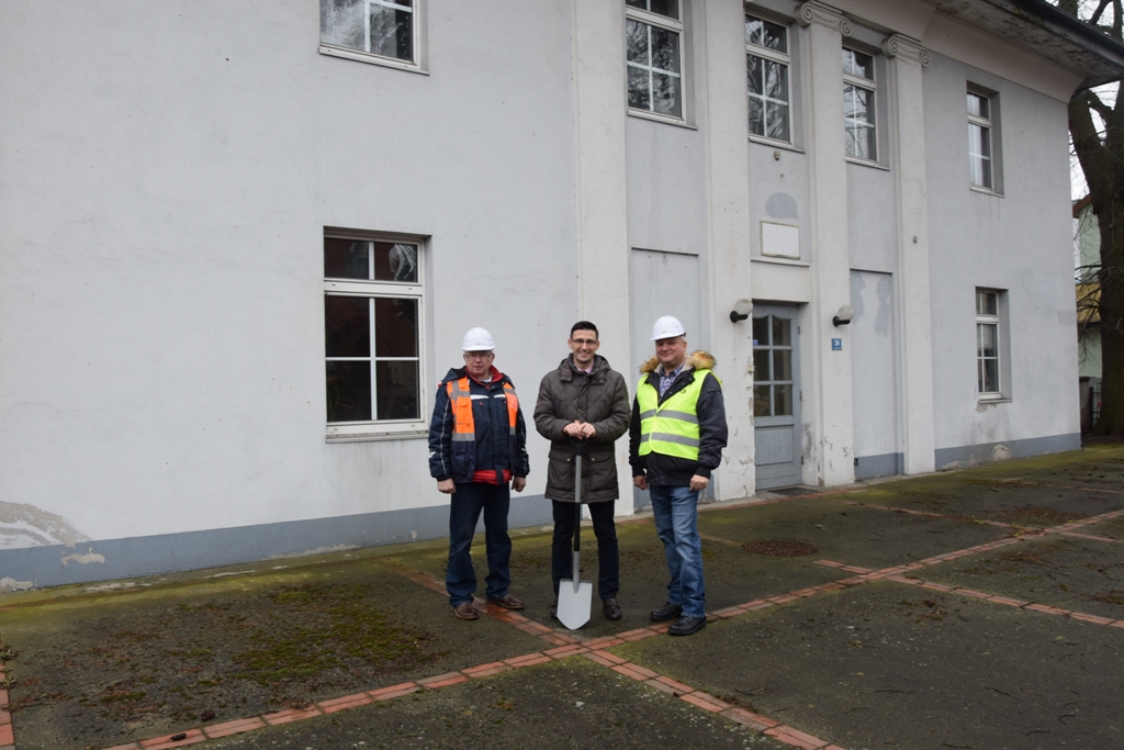 Powiększ zdjęcie. Pierwszą łopatę przed realizacją inwestycji wbił Grzegorz Kulbicki burmistrz Dębna
