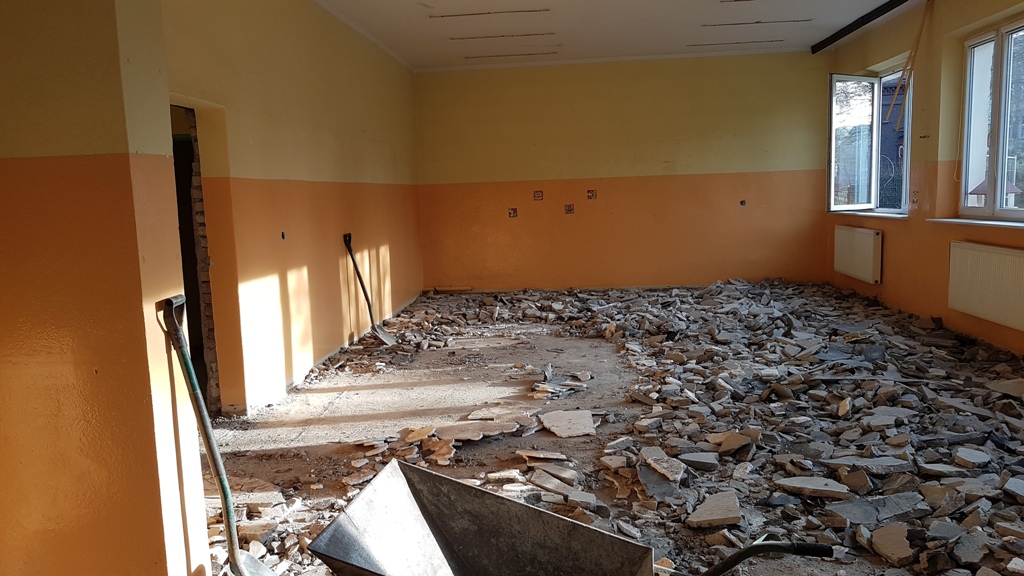 Prace rozbiórkowe w pomieszczeniach dobudówki
