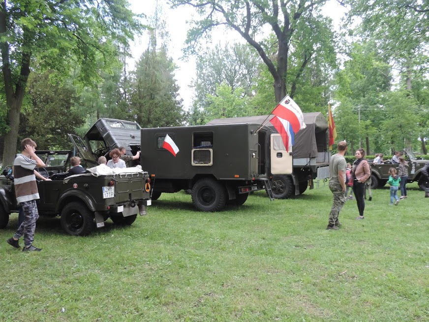 Uczestnicy festynu mogli skorzystać z przejażdżki samochodami wojskowymi z Grupy Militarnej