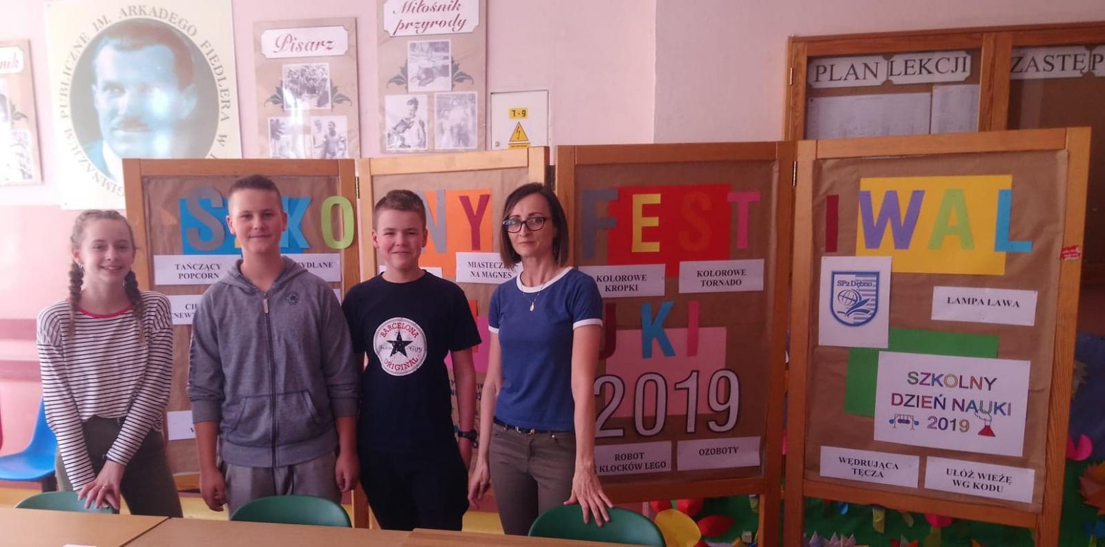 Uczniowie i opiekun podczas zajęć