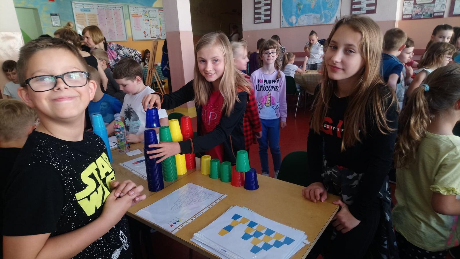 Powiększ zdjęcie. Dzieci podczas zajęć