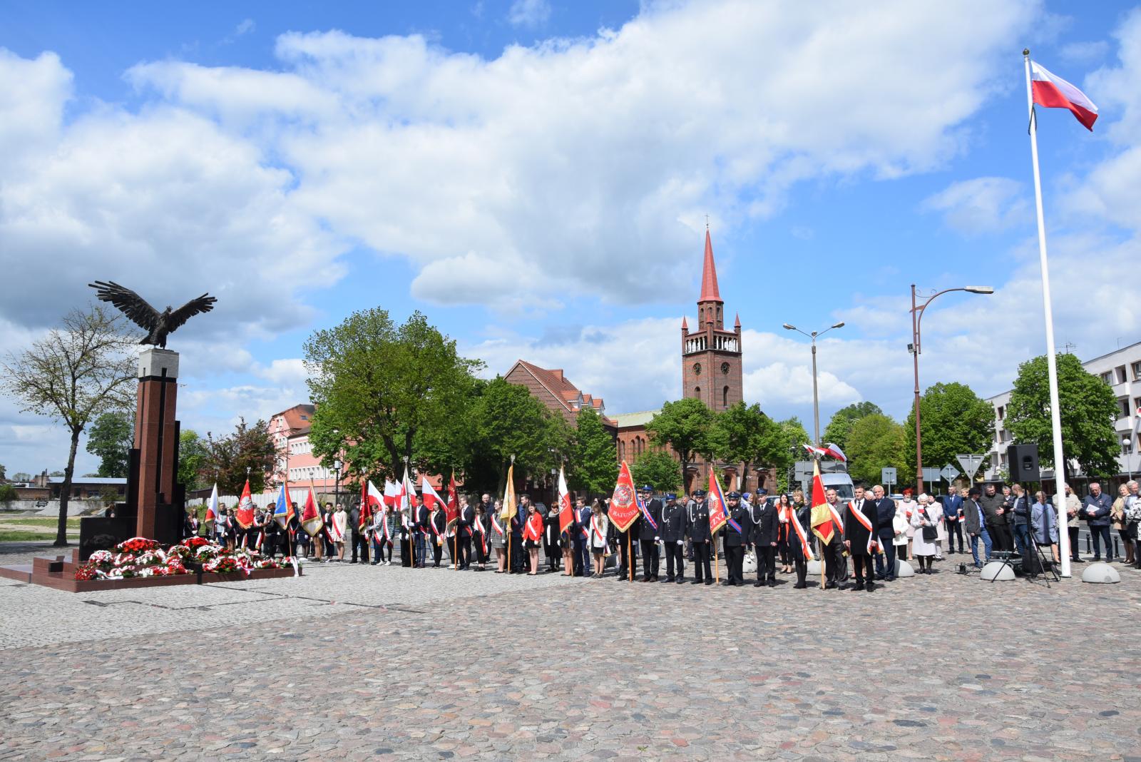Powiększ zdjęcie. Uczestnicy uroczystości na placu