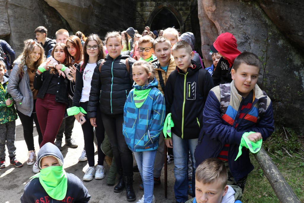 Powiększ zdjęcie. Uczestnicy wycieczki w górach