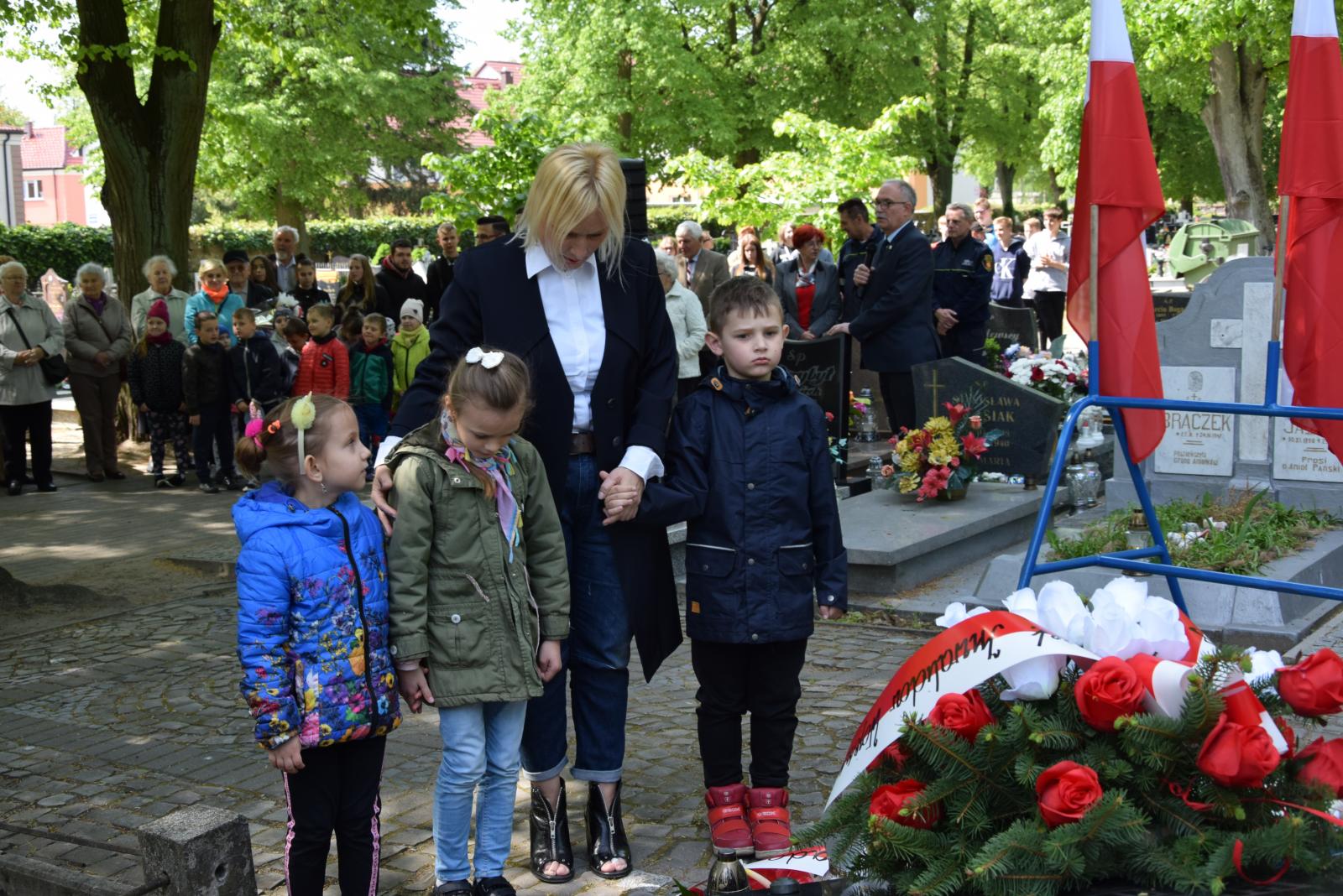 Dzieci z Przedszkola nr 2 w Dębnie składają kwiaty
