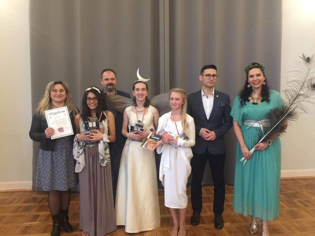 Drużyna z SP3 z opiekunkami, dyrektorem szkoły i burmistrzem Dębna