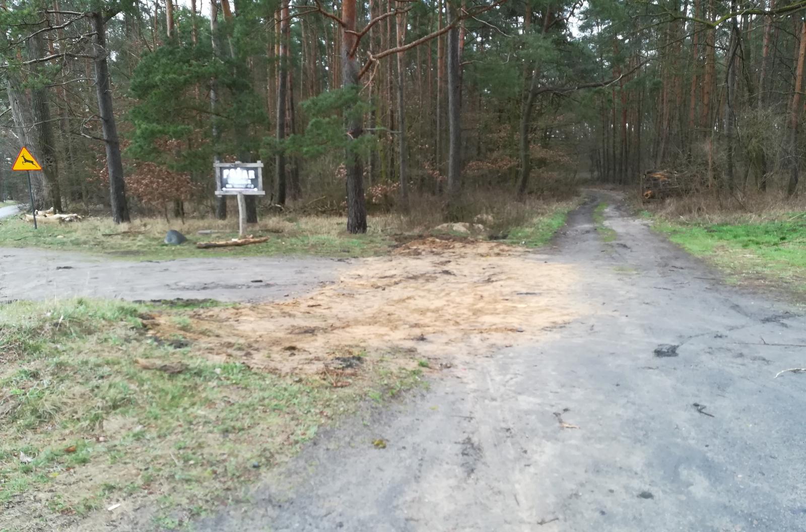 Powiększ zdjęcie. Zasypanie nielegalnego wykopu (po kradzieży kabla) w drodze gminnej w Cychrach