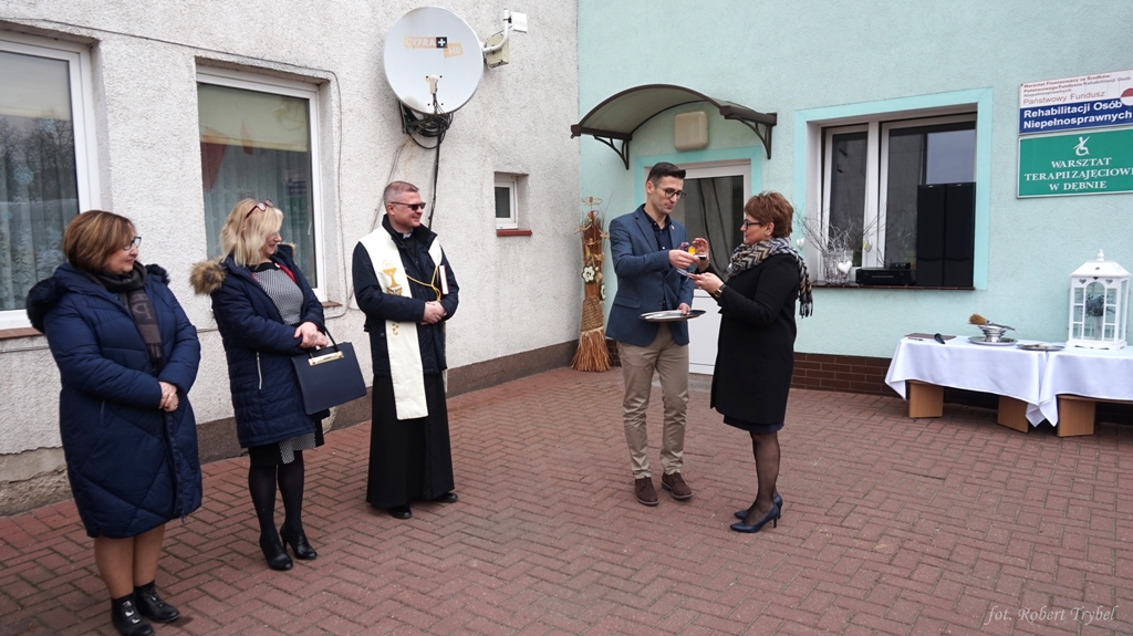 Powieksz zdjęcie. Burmistrz Grzegorz Kulbicki przekazuje kluczyki dla kierownik Małgorzaty Lenkiewicz 