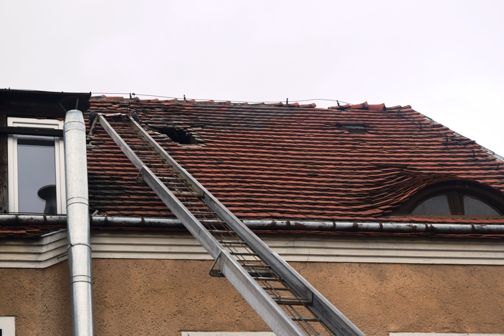 Powiększ zdjęcie. Rezebrano pierwszy komin wentylacyjny