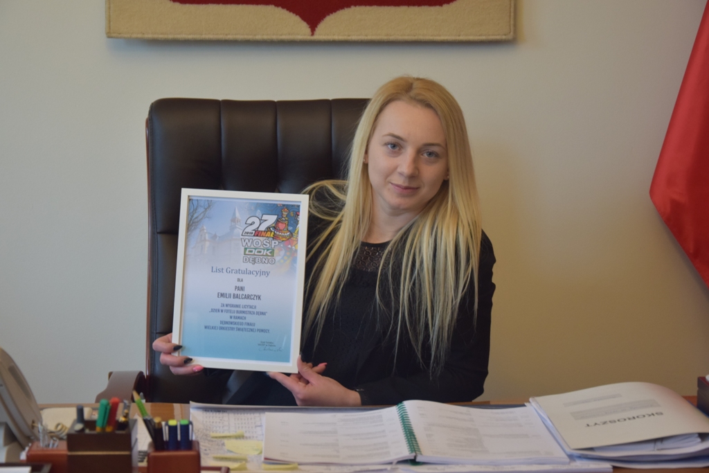 Powiększ zdjęcie. Pani Emilia Balcarczyk preznetuje dyplom, który otrzymała od szefa sztabu