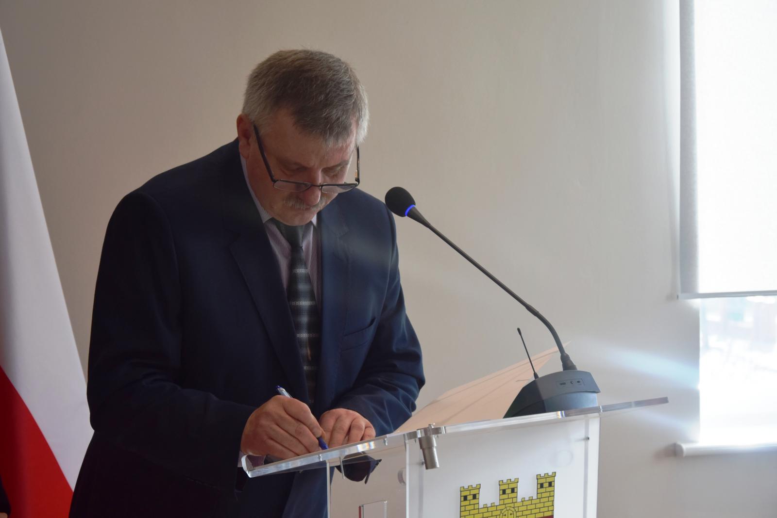 Powiększ zdjęcie. Radny Andrzej Lewandowski podpisał zaświadczenie